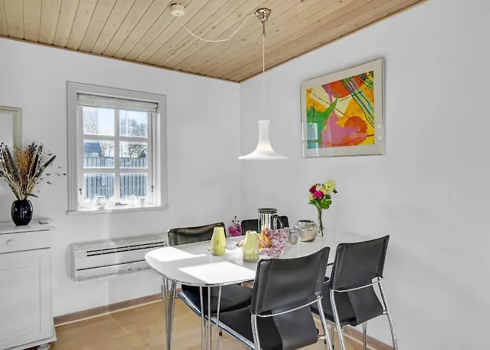 3 Bedroom Beautiful In Σπίτι διακοπών *